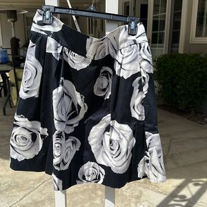 Beautiful Knee-Length White House-Black Market Skirt With Pockets!!